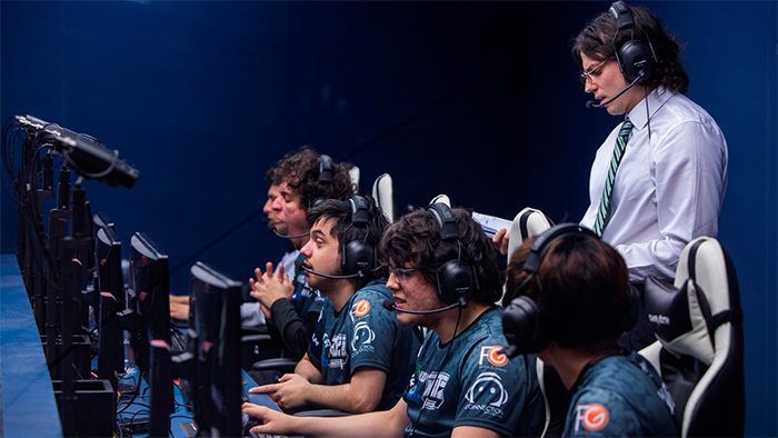 INTZ e seu treinador Alexander "Abaxial" Haibel durante o CBLOL 2015