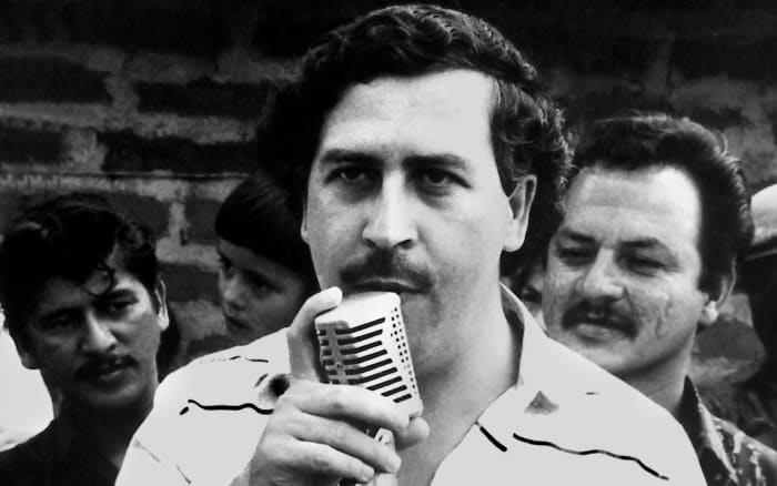 monochrome_pablo_escobar_Wallpaper_2560x1600_www.wallpaperswa.com_