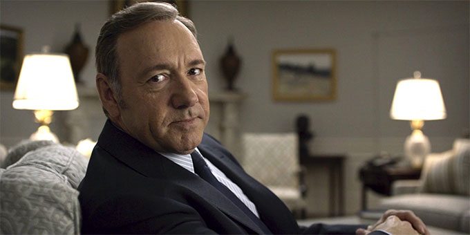 Frank Underwood (Kevin Space) em House of Cards: Alguns de seus diálogos são direcionados ao espectador.