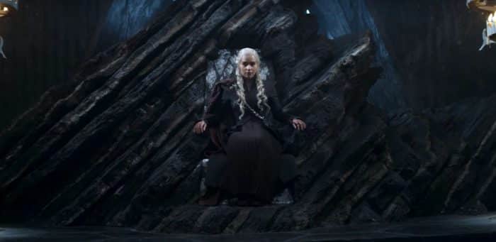 Daenerys sentada no Trono de Pedra do Dragão. em Westeros. De lá, comandará suas tropas a caminho de Porto Real